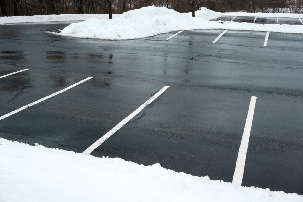 A parking lot clear of snow thanks to a commercial snow removal companies